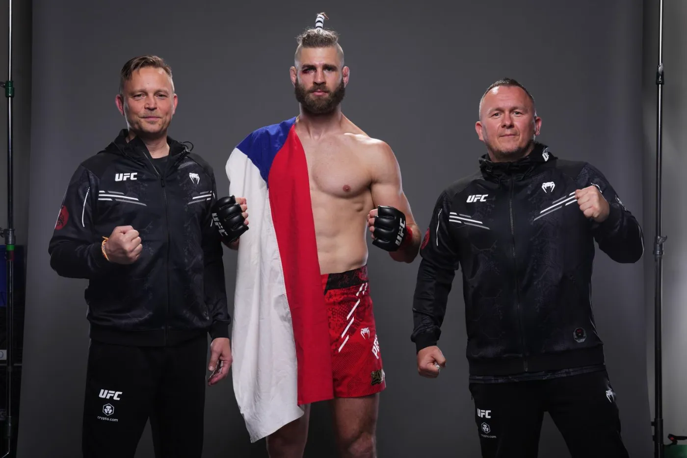 Rohovníci se zápasníkem po zápase v UFC