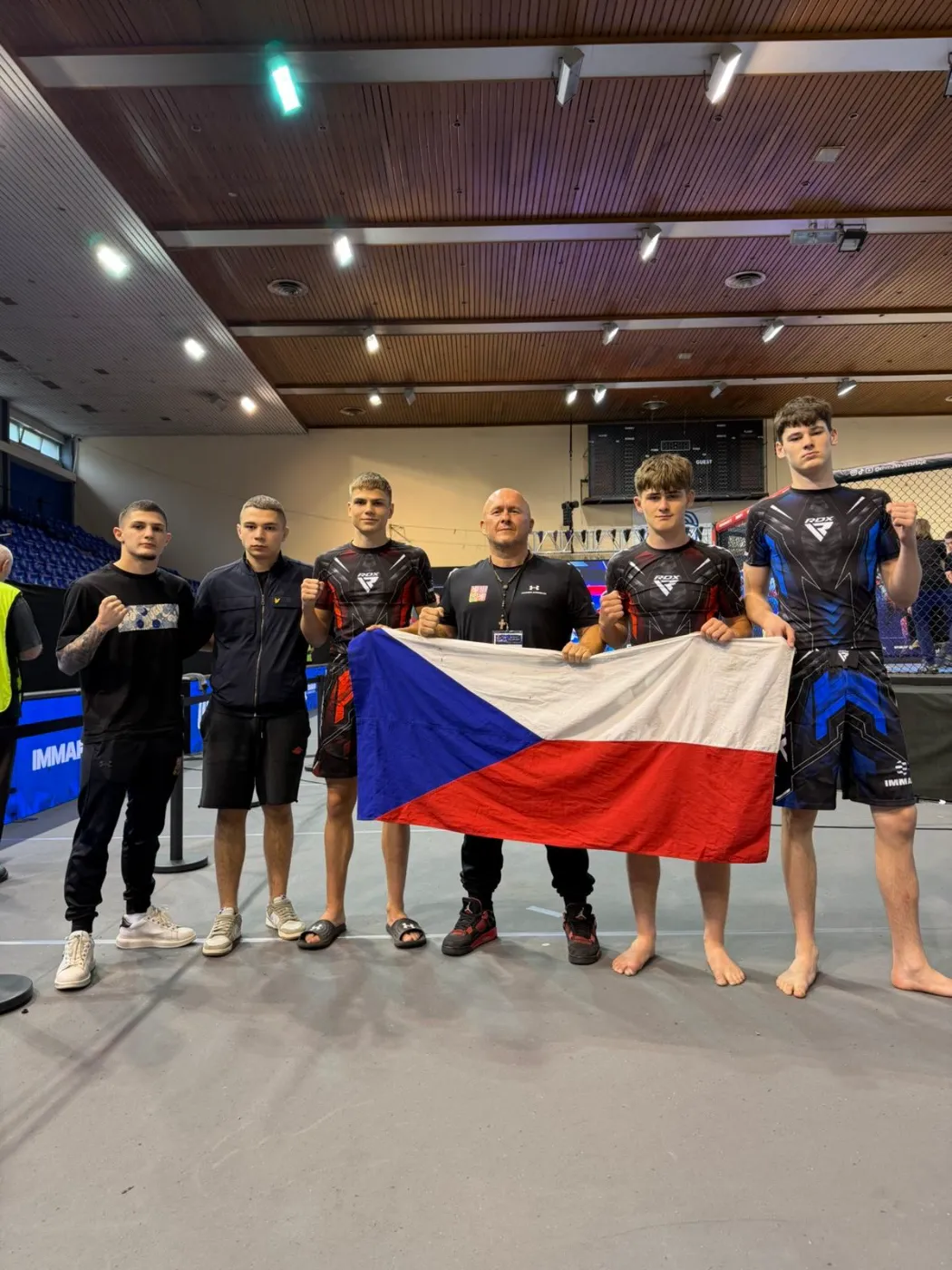 Junioři s českou vlajkou na turnaji IMMAF