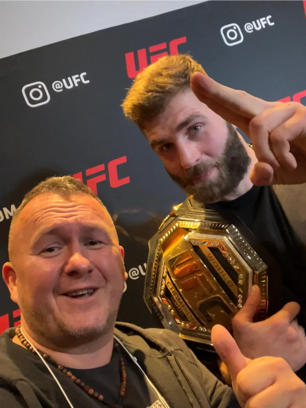 S šampionem UFC a titulovým pásem